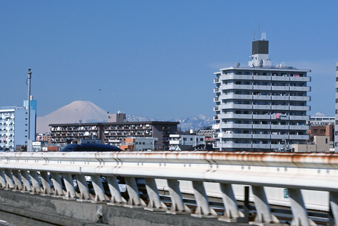 横浜付近高速道路より富士山を望む